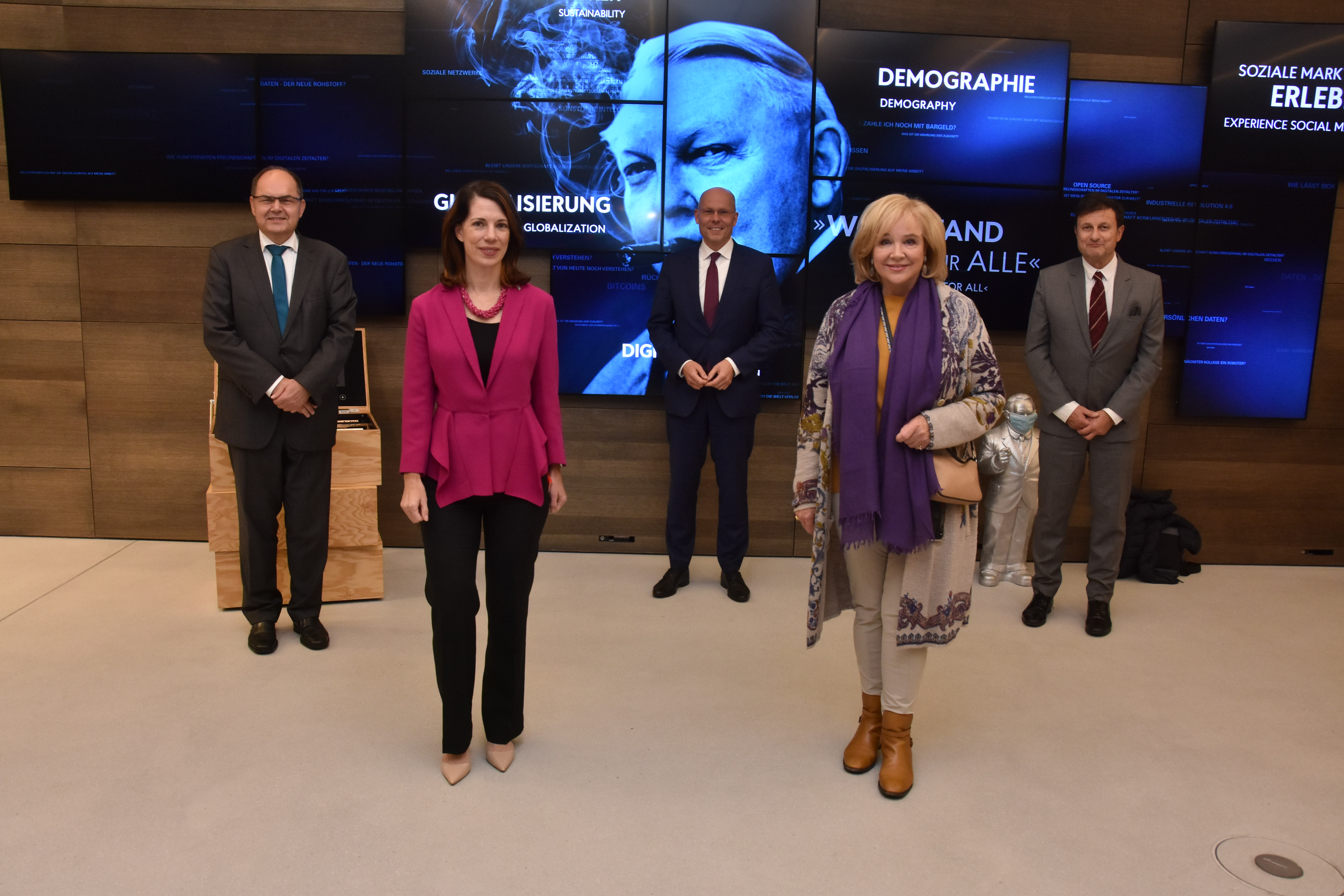 v.l.n.r. DAG-Prsident Christian Schmidt MdB, Meghan Gregonis, US-Generalkonsulin in Mnchen, Peter Beyer MdB, Koordinator fr die Transatlantischen Beziehungen der Bundesregierung, Gastgeberin Evi Kurz, und Prof. Dr. Stefan Frhlich, Lehrstuhl fr Intern