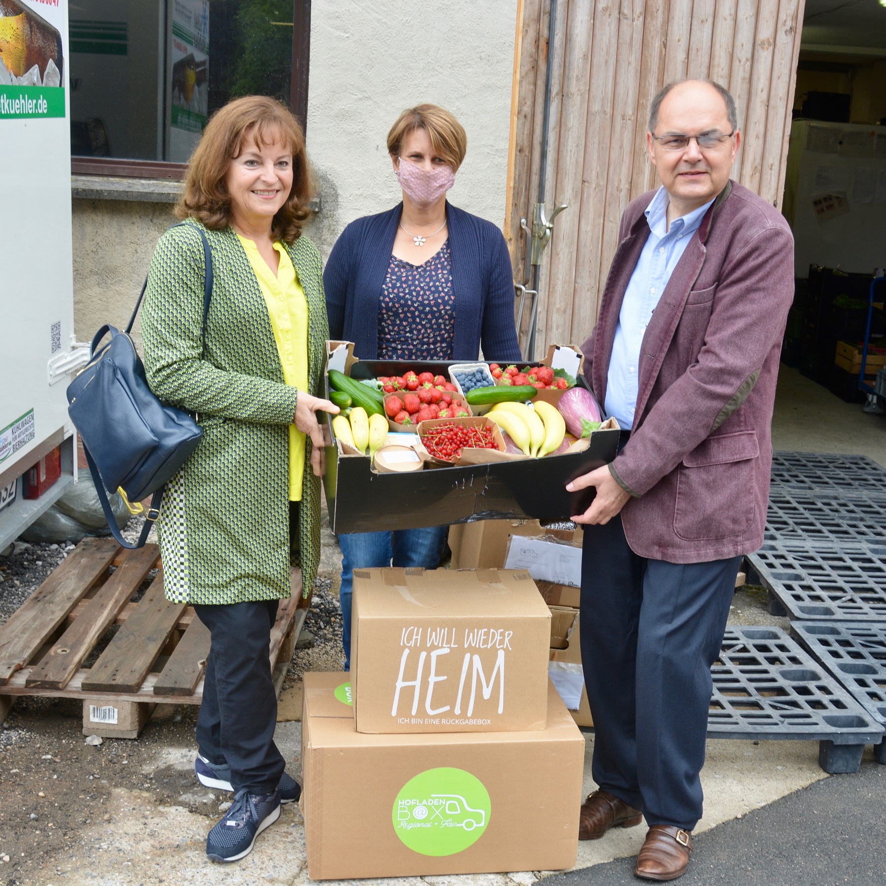 : Das Frther Unternehmen Hofladen-Box gewinnt den  europischen Rural Inspiration Award. Die Europaabgeordnete  Marlene Mortler (links) und der Bundestagsabgeordnete Christian  Schmidt gratulieren zum Erfolg. Bereits im Sommer vergangenen  Jahres haben d