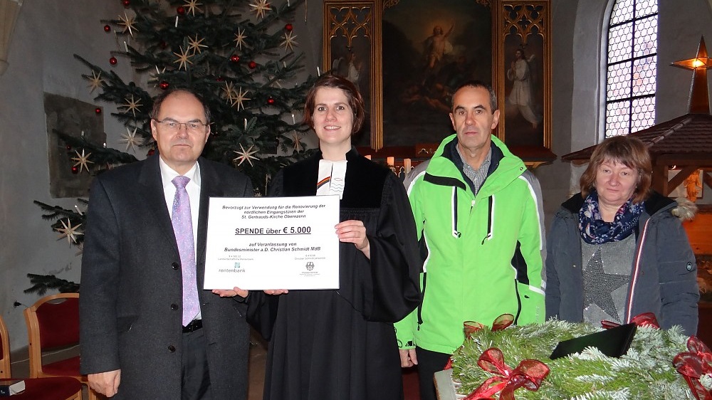 v.l.n.r.: Bundesminister a.D. Christian Schmidt MdB, Pfarrerin Simone Hewelt, Kirchenvorstand Georg Sturm und Vertrauensfrau Claudia Sauerhammer.