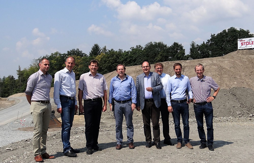 v.l.n.r.: Obernzenns Bürgermeister Heindel, Bad Windsheims Bürgermeister Kisch, Bauunternehmer Bernhard Stolz, Hans Herold MdL, Bundesminister a.D. Schmidt MdB, Landrat Weiß, sowie die Vertreter des Straßenbauamtes Biedermann und Assum. v.l.n.r.: Obernzenns Bürgermeister Heindel, Bad Windsheims Bürgermeister Kisch, Bauunternehmer Bernhard Stolz, Hans Herold MdL, Bundesminister a.D. Schmidt MdB, Landrat Weiß, sowie die Vertreter des Straßenbauamtes Biedermann und Assum.