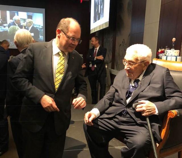 Bundesminister a.D. Christian Schmidt MdB gratuliert Henry Kissinger. Foto: Privat