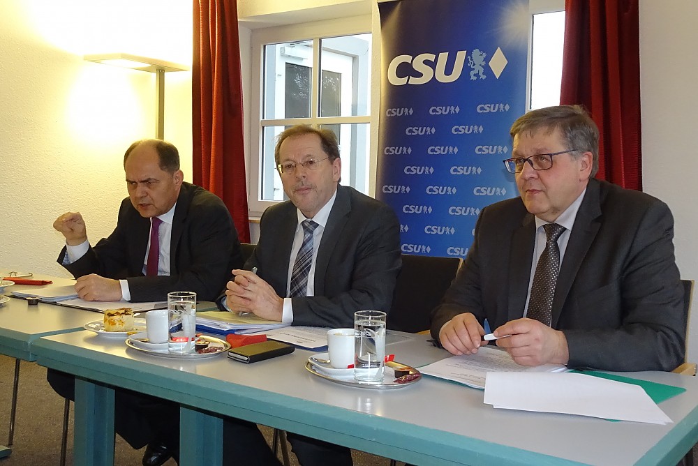 v.l.n.r.: Bundesminister Christian Schmidt MdB, Hans Herold MdL und Landrat Helmut Weiß. Foto. PMW