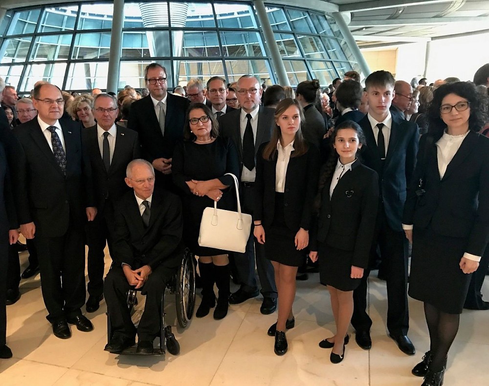 Bundesminister Christian Schmidt MdB, Volksbund-Prsident Dr. Wolfgang Schneiderhan, Bundestagsprsident Dr. Wolfgang Schuble, dahinter Bundesverfassungsgerichtsprsident Prof. Dr. Andreas Vokuhle und Regierender Brgermeister Michael Mller, davor Heid