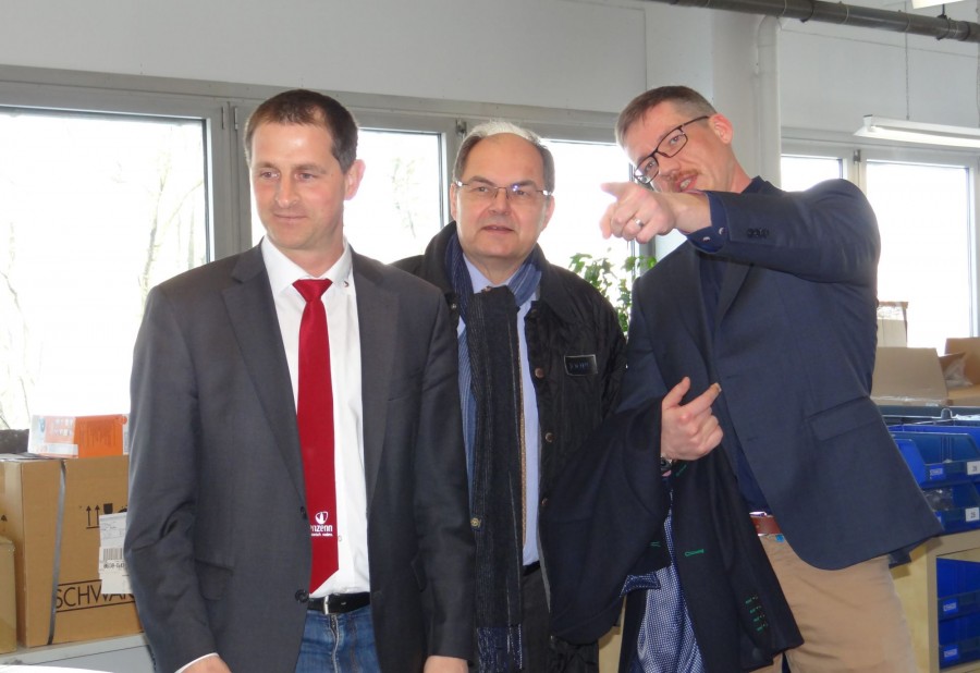 v.l.n.r.: Brgermeister Jrgen Habel, Bundesminister a.D. Christian Schmidt MdB und Daniel Gring, Leiter Online-Vertrieb.